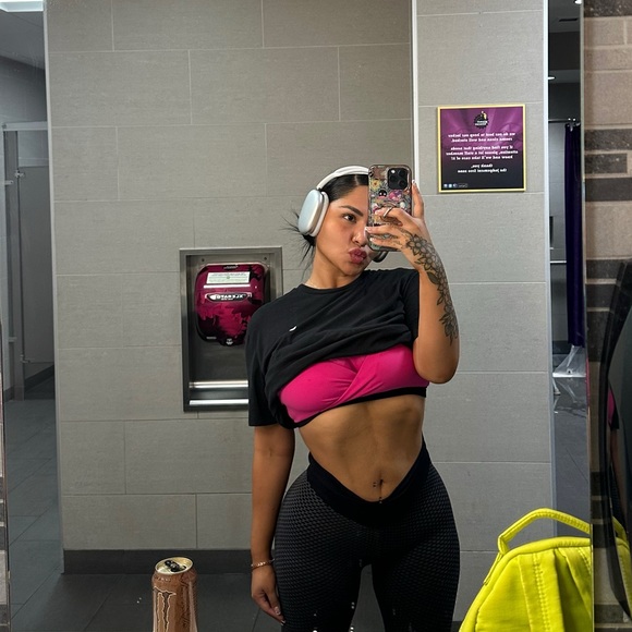 Meet your Posher, Claudia - Picture 1 of 1